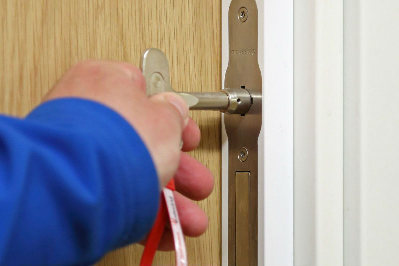 Retrofit antibarricade doorstop